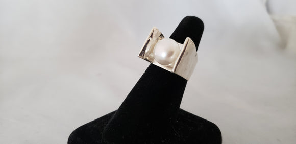 Size 8 1/2 Scuptural Sterling Silver Ring with Fresh Water Pearl